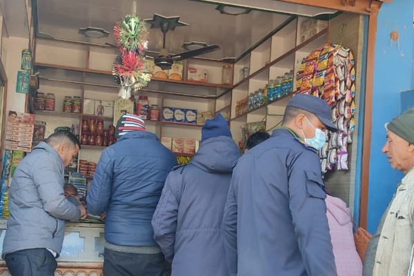 बैतडीमा बजार अनुगमन, ४ पसलबाट २० हजार जरीवाना असुल 